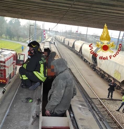 Portogruaro I Vigili Del Fuoco Salvano Due Profughi Nascosti Dentro Un