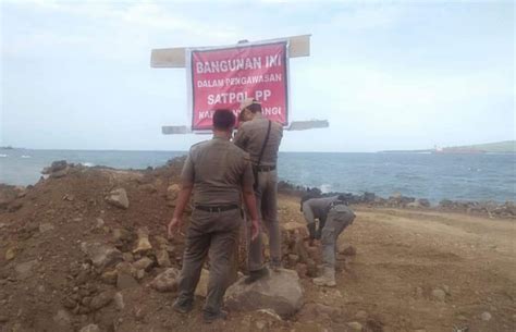 Satpol Pp Banyuwangi Segel Proyek Reklamasi Pantai Watu Dodol