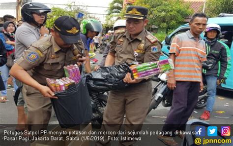 Satpol Pp Sita Ratusan Petasan Dan Kembang Api