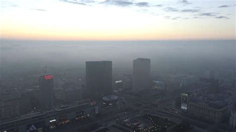 Mglisty poranek w Warszawie Piękny wschód słońca WIDEO TVN Meteo