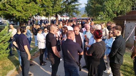 Kosovska Mitrovica Srbi Ispred Zgrade Op Tine Kosovska Policija Im Ne