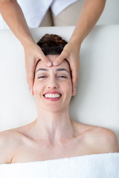 Premium Photo Physiotherapist Doing Head Massage