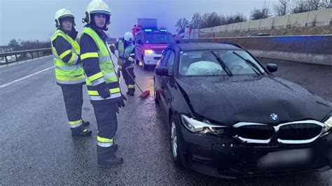 Kollision mit fünf Autos Blitzeis fordert drei Verletzte 5 Minuten