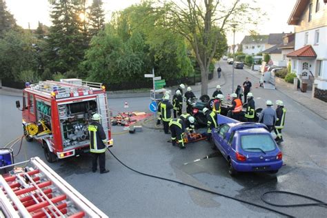 Praktische Bung Zur Technischen Hilfeleistung Bei Einem Verkehrsunfall