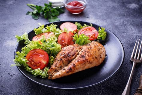 Peito De Frango Grelhado Salada De Legumes Foto Premium