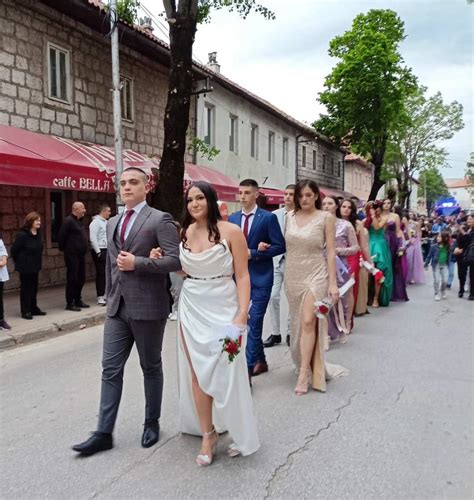 Srećno Maturanti u Gacku ispraćeni aplauzom Foto Trebinje Live