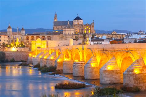 Nacht Mezquita Und Römische Brücke In Cordoba Spanien Lizenzfreies