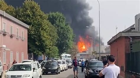 San Giuliano Milanese Maxi Incendio In Ditta Chimica Video Dailymotion