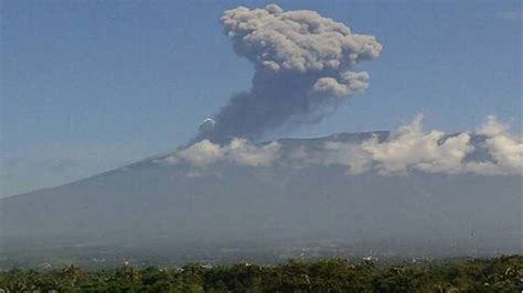 Tak Boleh Ada Yang Mendaki Status Gunung Marapi Masih Waspada