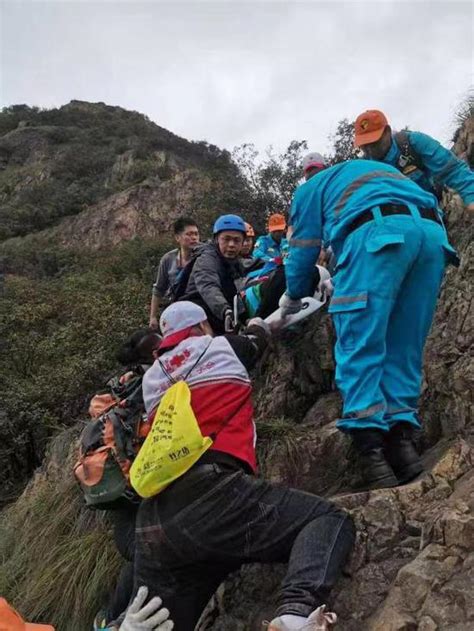 驴友登山不慎从悬崖滑落 浙江兰溪救援队成功救援 中国新闻网 浙江新闻