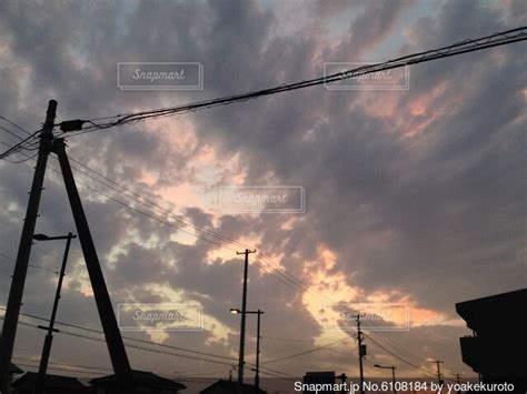 雲の切れ間から覗く色とりどりの夕焼けの写真・画像素材 6108184 Snapmart（スナップマート）