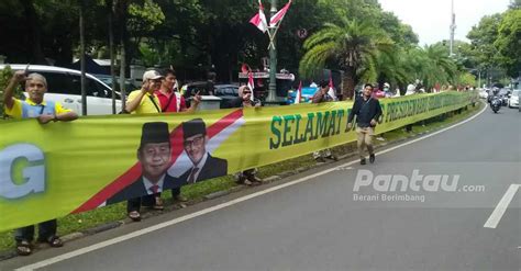 Relawan Prabowo Bentangkan Spanduk Selamat Datang Presiden Di KPU