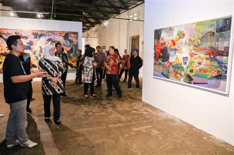 Menikmati Pameran Seni Rupa Artos Nusantara Gubernur Khofifah Harap