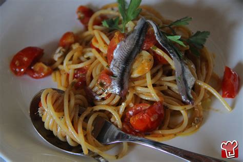 Spaghetti La Sauce Aux Anchois Est Une Plats Principaux Base De