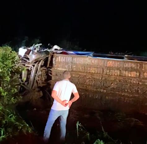 Colis O Entre Carreta E Nibus Deixa Br Interditada Entre Nova