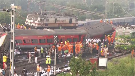 Hindistan da tren faciası 233 ölü 900 den fazla yaralı Dünya