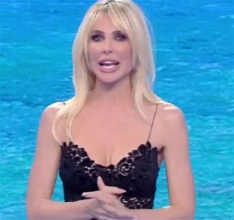 Isola dei Famosi perché Cecchi Paone e il fidanzato hanno lasciato