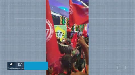 Vídeo Integrantes Do Mtst Fazem Manifestação No Prédio Da Antiga Bolsa