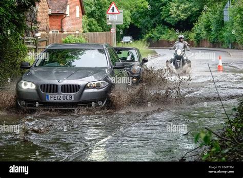 Station Lane Godalming Juli Starke Regenf Lle In Den