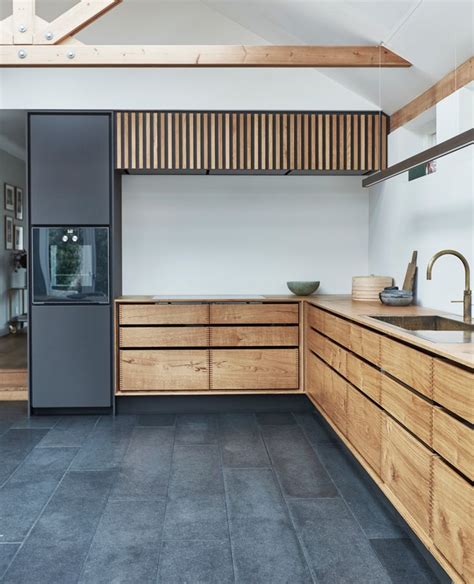 Bespoke Crafted Kitchen Made With Dinesen Heartoak Handleless Kitchen