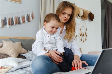 Une Jeune Mère Avec Son Fils Bien Aimé Dans La Chambre Sur Le Lit Avec