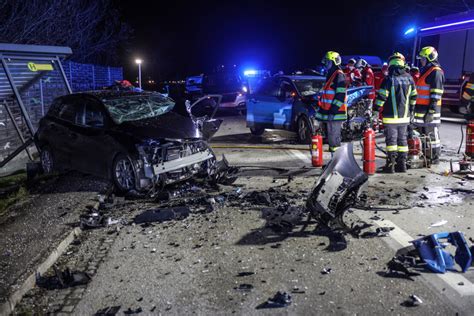 Vier Teils Schwerverletzte Bei Crash Mit Drei Beteiligten Autos In Edt