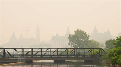 Canadá Sufre Por Cientos De Incendios Forestales Humo Cubre Las