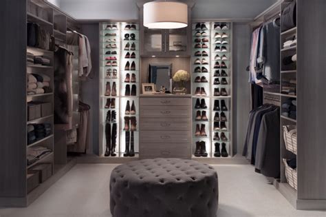 Boutique Walk In Closet Design Contemporain Armoire Et Dressing