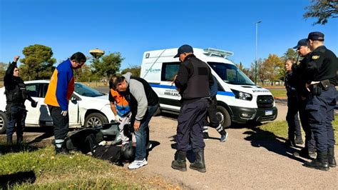 Frente Al Paseo Belgrano Fuerte Choque Entre Moto Y Auto Video En