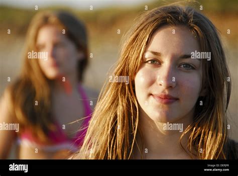 Jeune Fille Bikini De 13 Ans Banque De Photographies Et Dimages à Haute Résolution Alamy