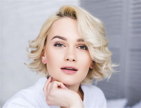 The Cutest Platinum Blonde Bobs To Try In