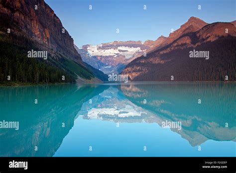 Le lac glaciaire Louise avec Victoria Glacier et les montagnes ...