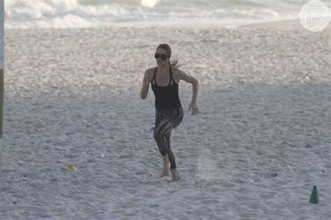 Foto Letícia Spiller fez um treino na praia no final da tarde desta