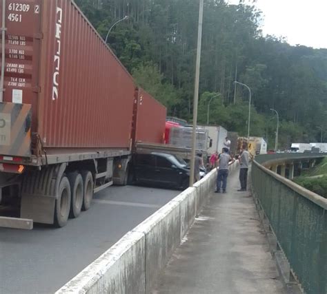 Fotos Acidente Envolve Ve Culos Em Ponte Da Br E Provoca Caos No