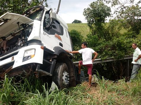 Carreta Roda E Cai Em Ribanceira Na BR 101 Em Flexeiras JGNOTICIAS