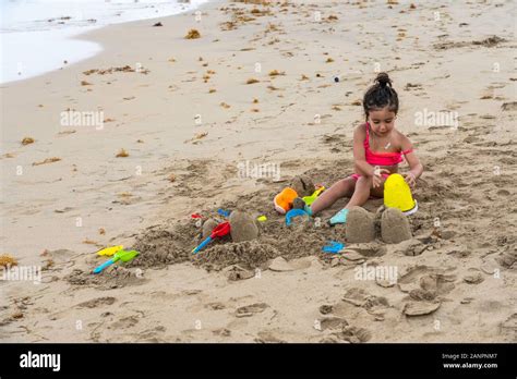 Jeune Fille Jouant Dans Le Sable Banque De Photographies Et Dimages