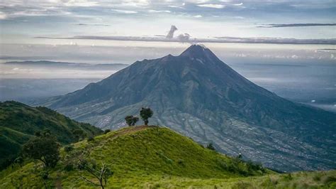 Ingin Rayakan Tahun Baru Di Puncak Gunung Yuk Mendaki Ke Gunung Merbabu