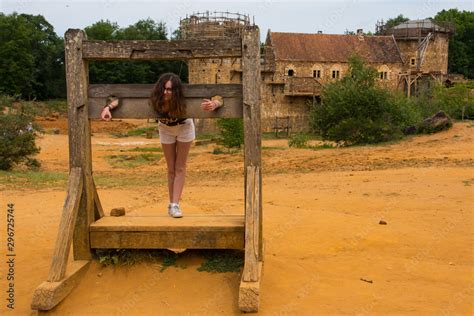 Une Femme Dans Un Carcan Une Fille Au Pilori Torture Au Moyen âge Une Condamnée Exposée