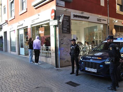 Unos Polic As Vigilar N Las Zonas Comerciales Para Prevenir Robos