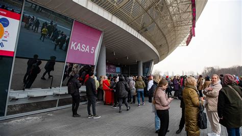 Kolejki pod centrum obsługi uchodźców w Tauron Arenie ZDJĘCIA