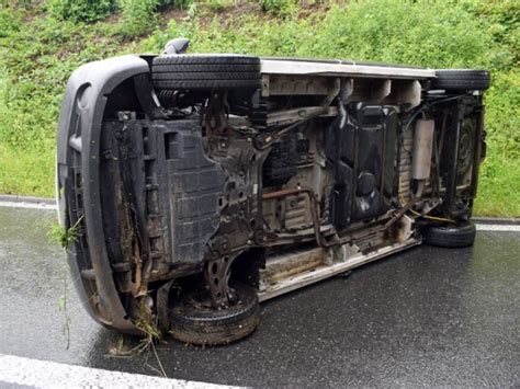 Lieferwagen Bei Unfall Auf Seite Gekippt Polizeinews Ch