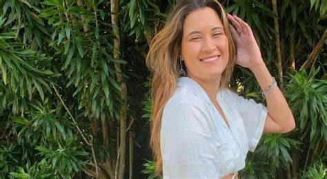 Filha de William Bonner Fátima Bernardes posta de biquíni e recebe