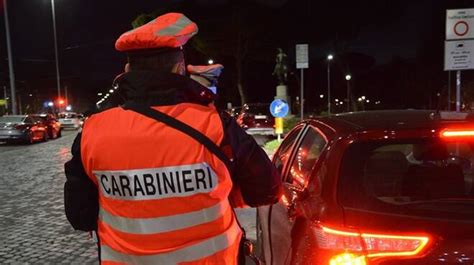 Roma Ubriaco Alla Guida Non Si Ferma All Alt Dei Carabinieri E Finisce