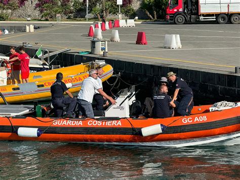 Maiori News Porto Di Maiori Prelievi In Mare Di Guardia Costiera E