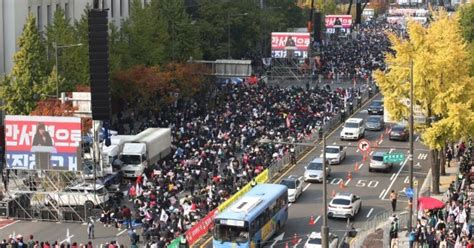 둘로 쪼개진 서울 도심보수·진보 동시에 대규모 집회