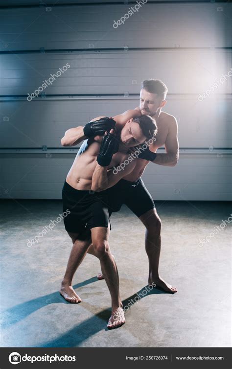 Stark Muskul S Mma Fighter G R Chokehold Till Sportiga Shirtless