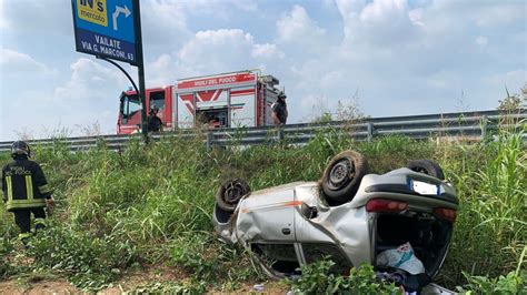 Caravaggio Esce Di Strada E Si Ribalta In Auto Grave 51enne Corriere It