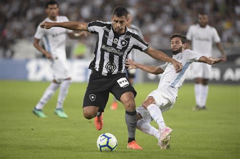 Atuações do Botafogo Diego Souza passa em branco e Gabriel vai bem na