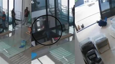 VIDEO Hombre sufre impactante caída al vacío por ir viendo el