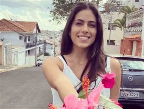 Turista De Anos Morre Ap S Pedra Cair Em Cima Dela Durante Escalada